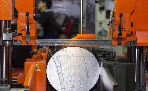 为什么选购广昌立式带锯床时，客户需要提供锯切生产量、材质、硬度、大小、厚度等需求？